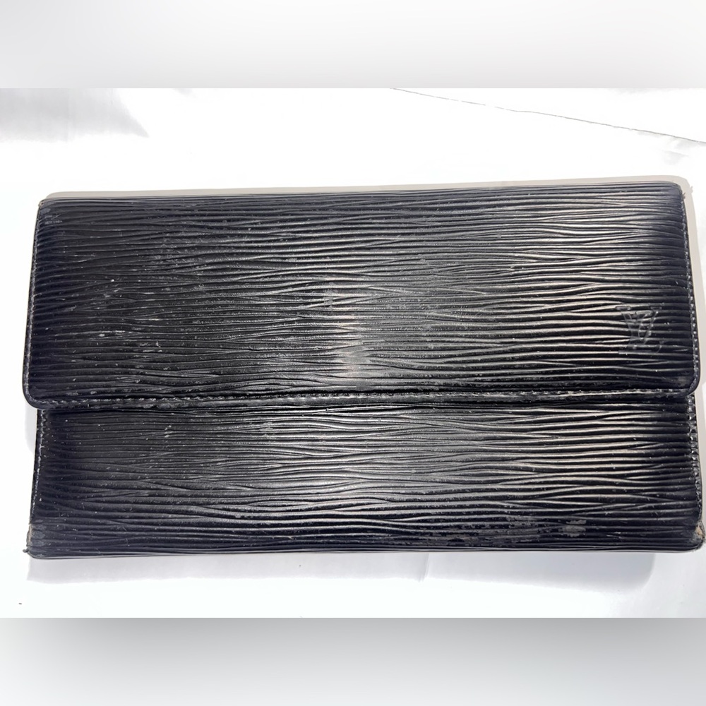 Louis Vuitton Black Epi
Leather Wallet  🖤